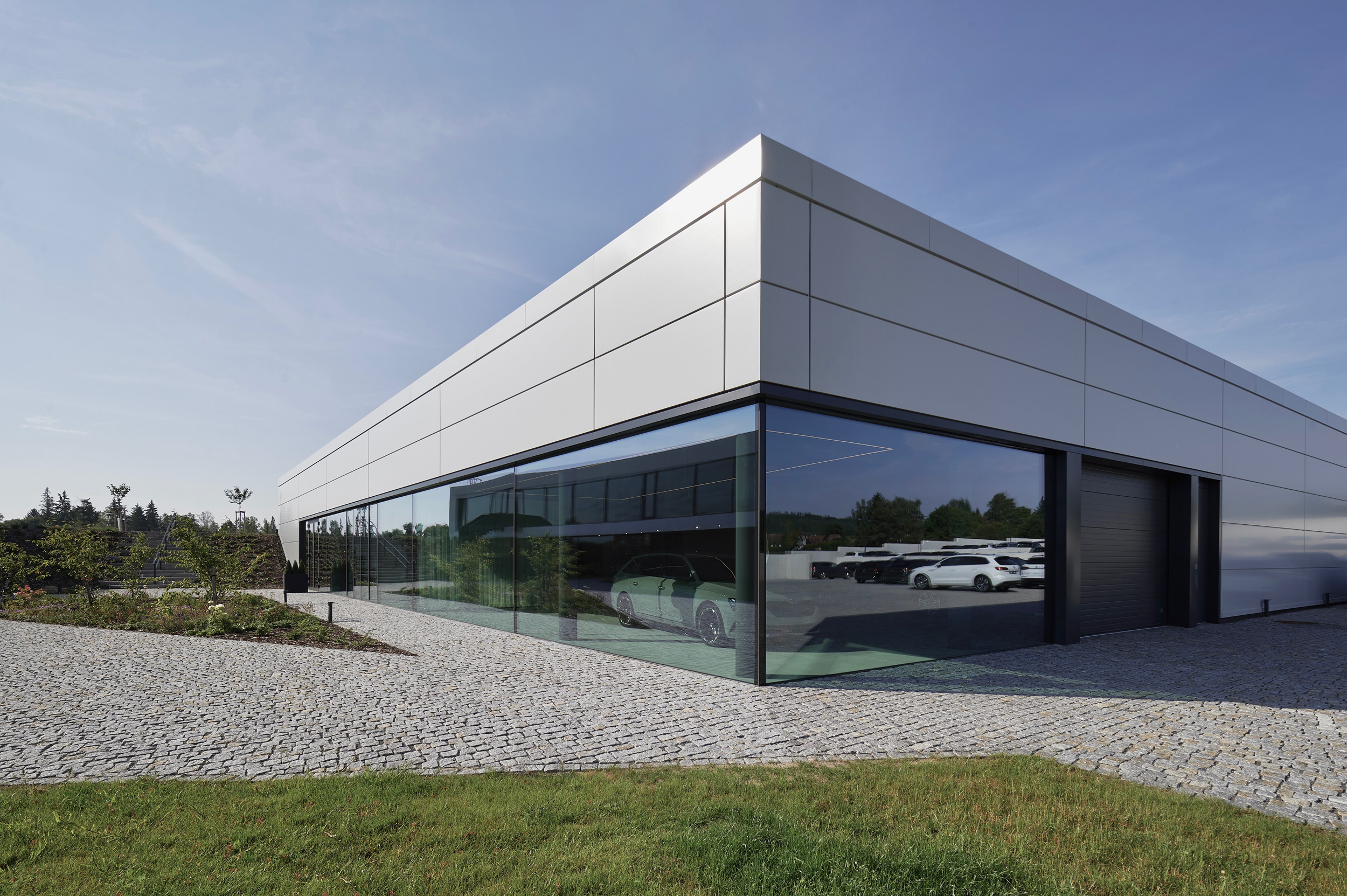 Importo Klatovy od architektonického studia de.fakto - bezrámová okna s izolačním trojsklem