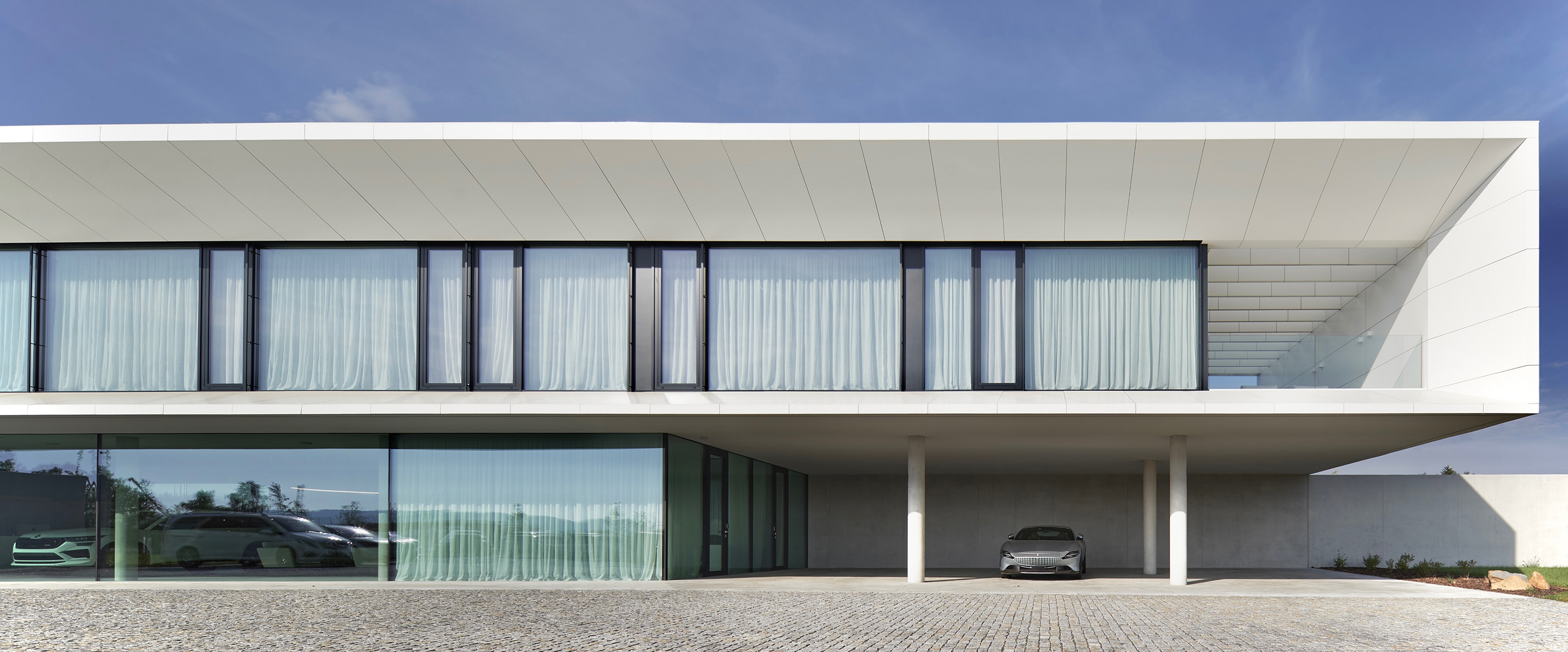 Importo Klatovy od architektonického studia de.fakto - bezrámová okna s izolačním trojsklem
