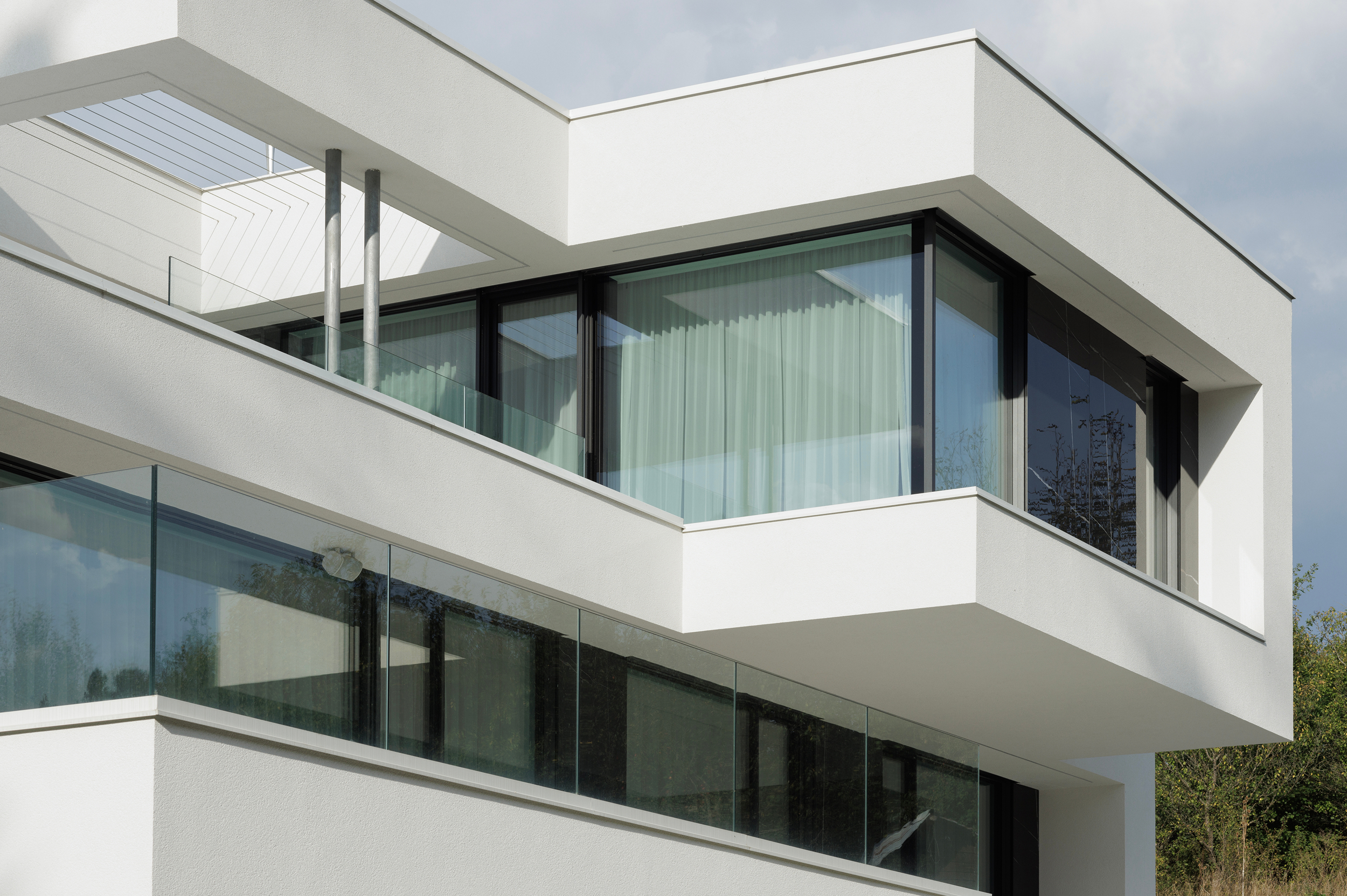 Skleněné zábradlí a moderní bezrámová okna