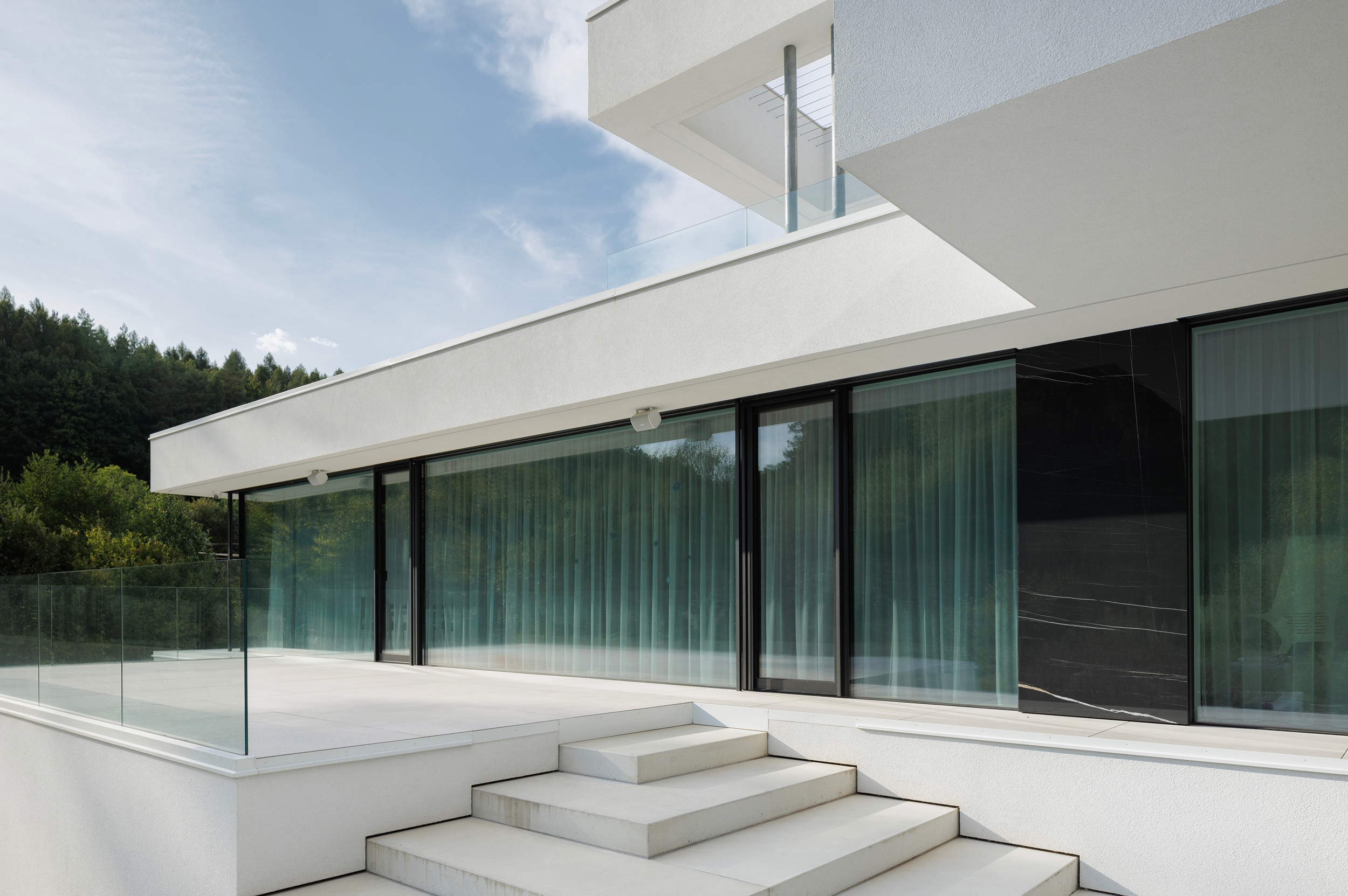 Bezrámová okna s izolačním čtyřsklem pro energeticky úsporné domy