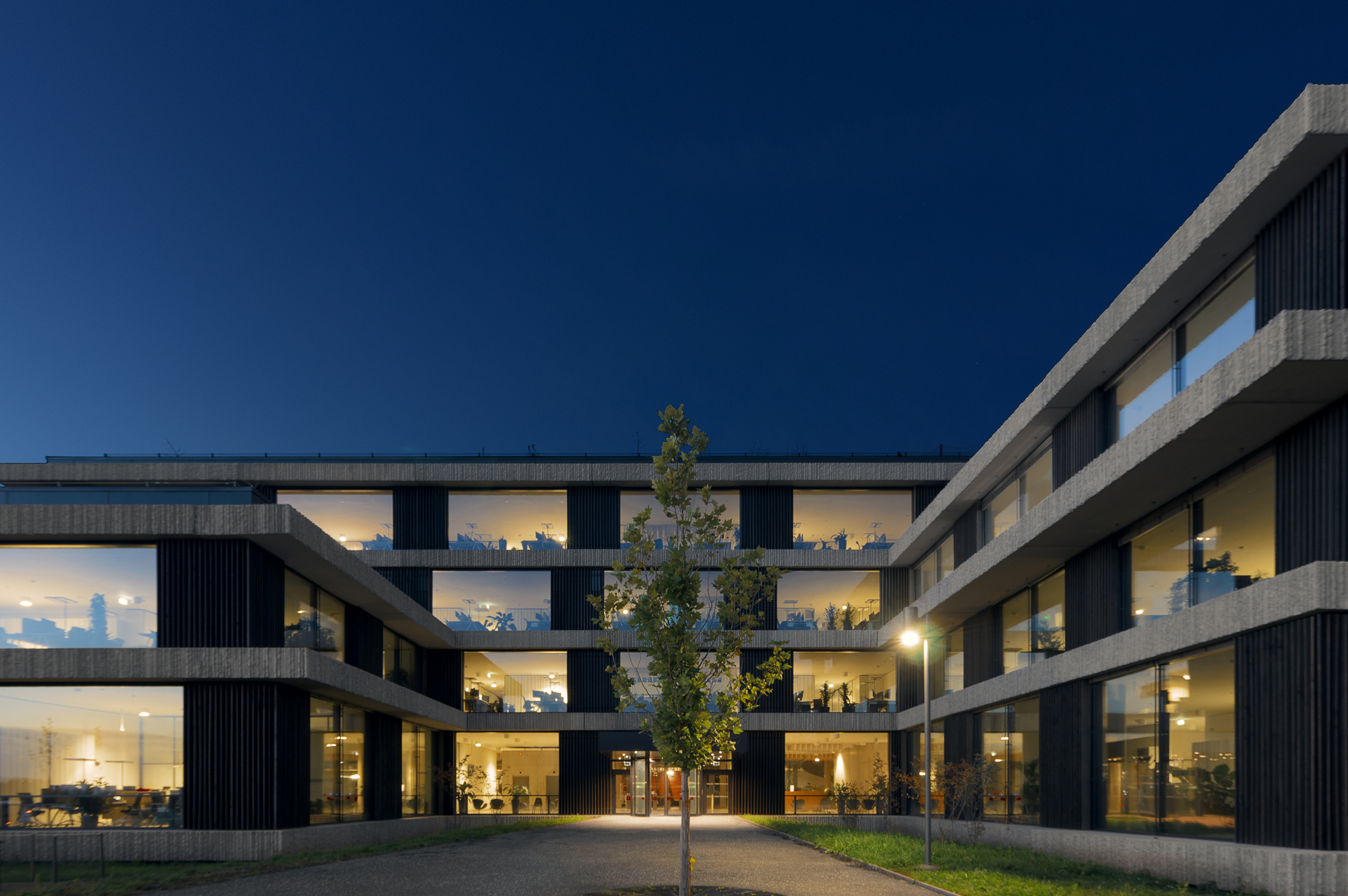 Výrobce a dodavatel velkoformátového zasklení pro komerční projekty - architektonické studio Chalupa architekti