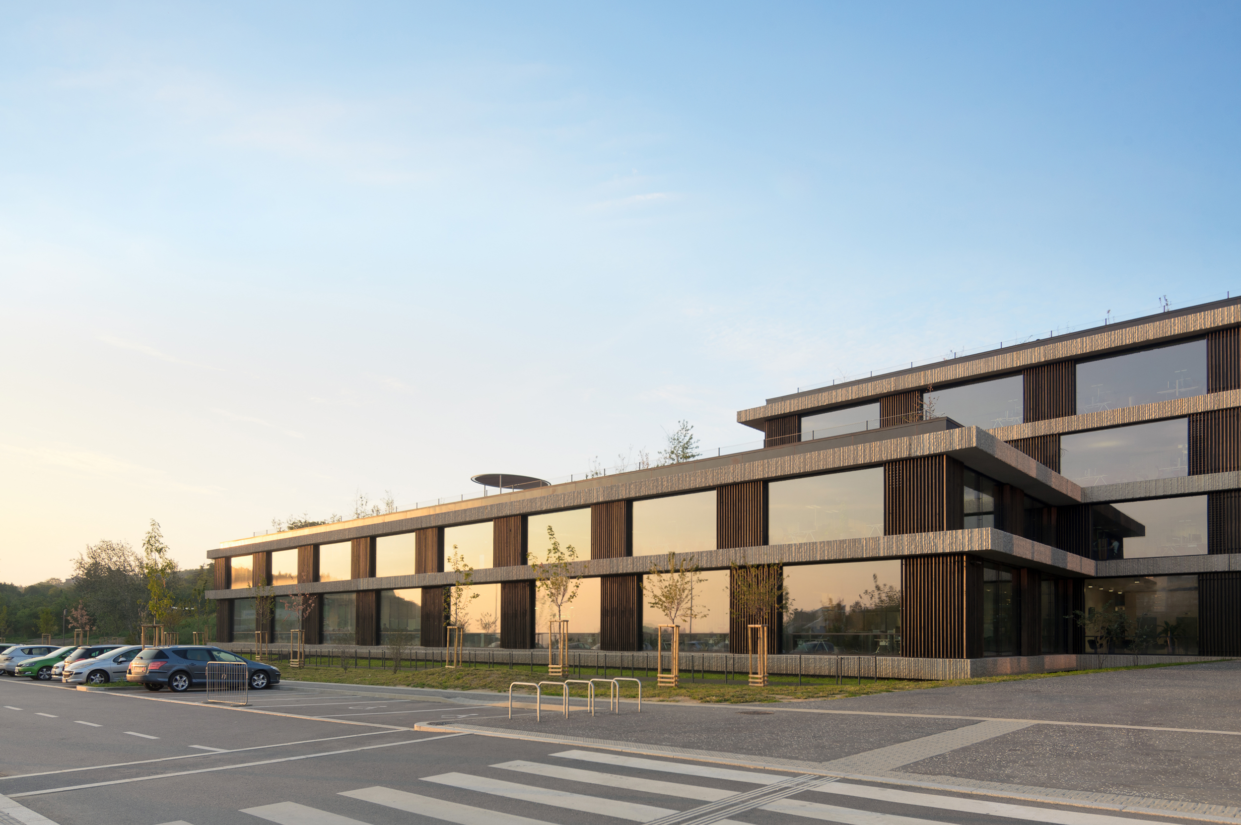 Výrobce a dodavatel velkoformátového zasklení pro komerční projekty - architektonické studio Chalupa architekti