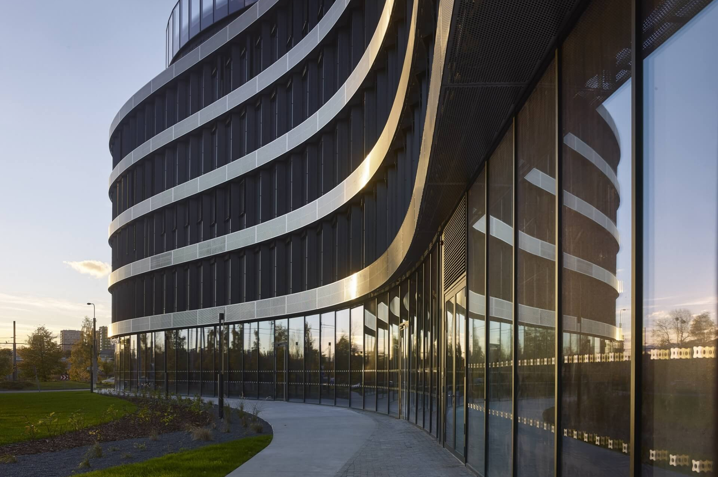 Výrobce a dodavatel velkoformátového zasklení pro komerční projekty