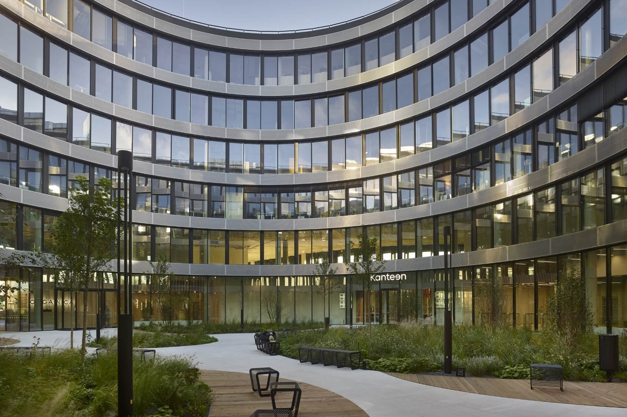 Výrobce a dodavatel velkoformátového zasklení pro komerční projekty