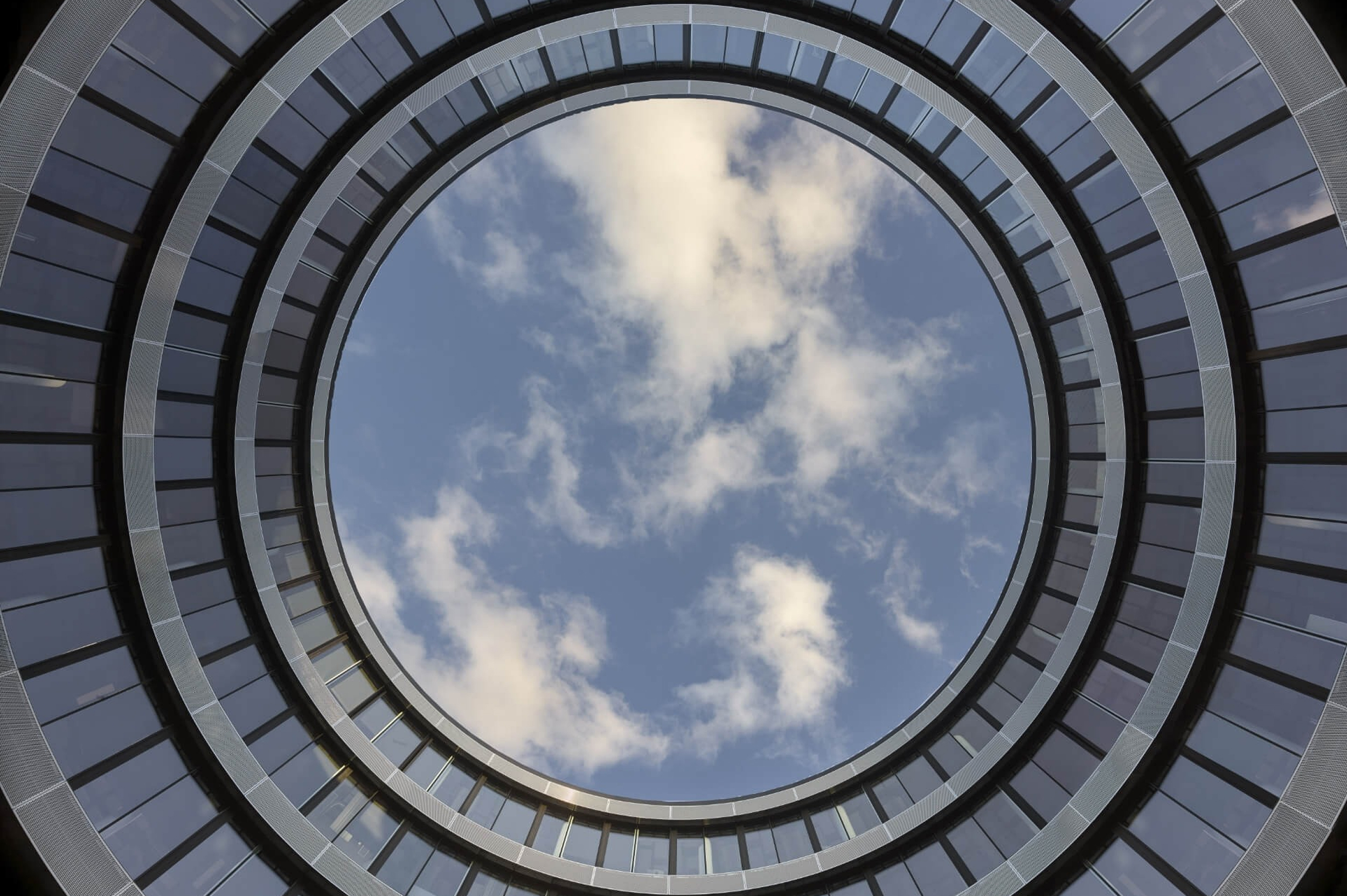 Výrobce a dodavatel velkoformátového zasklení pro komerční projekty