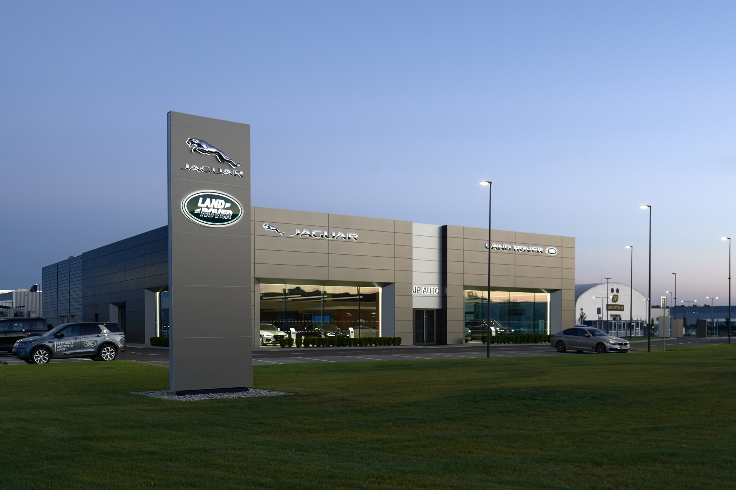 Prosklená fasáda s bezrámovými okny a izolačním trojsklem