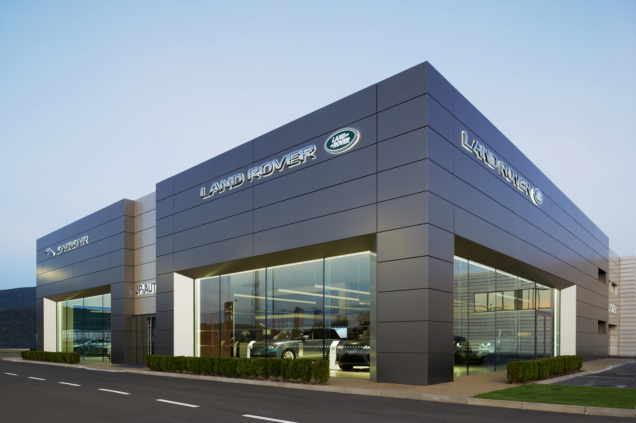 Prosklená fasáda s bezrámovými okny a izolačním trojsklem