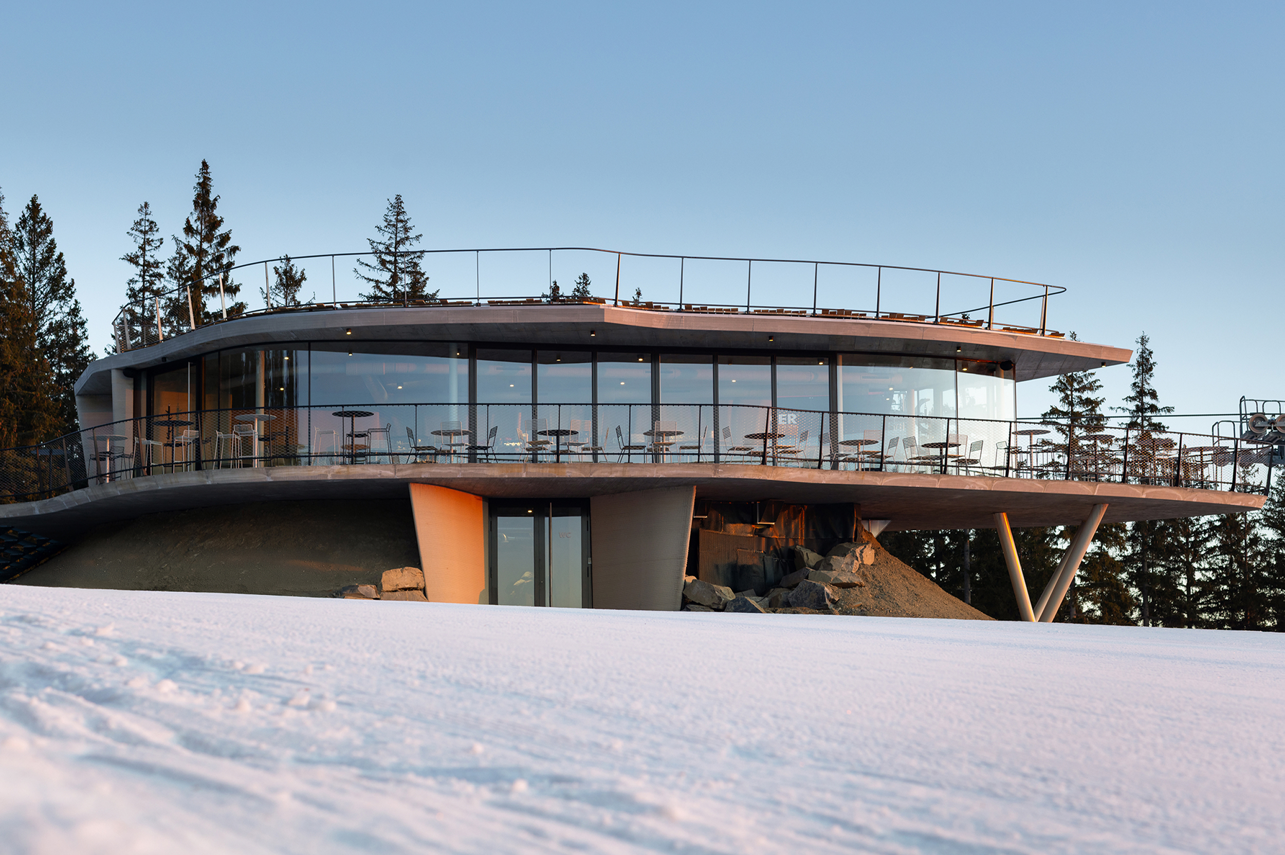 Oblouková bezrámová okna podle architektonického ateliéru Atelier3M