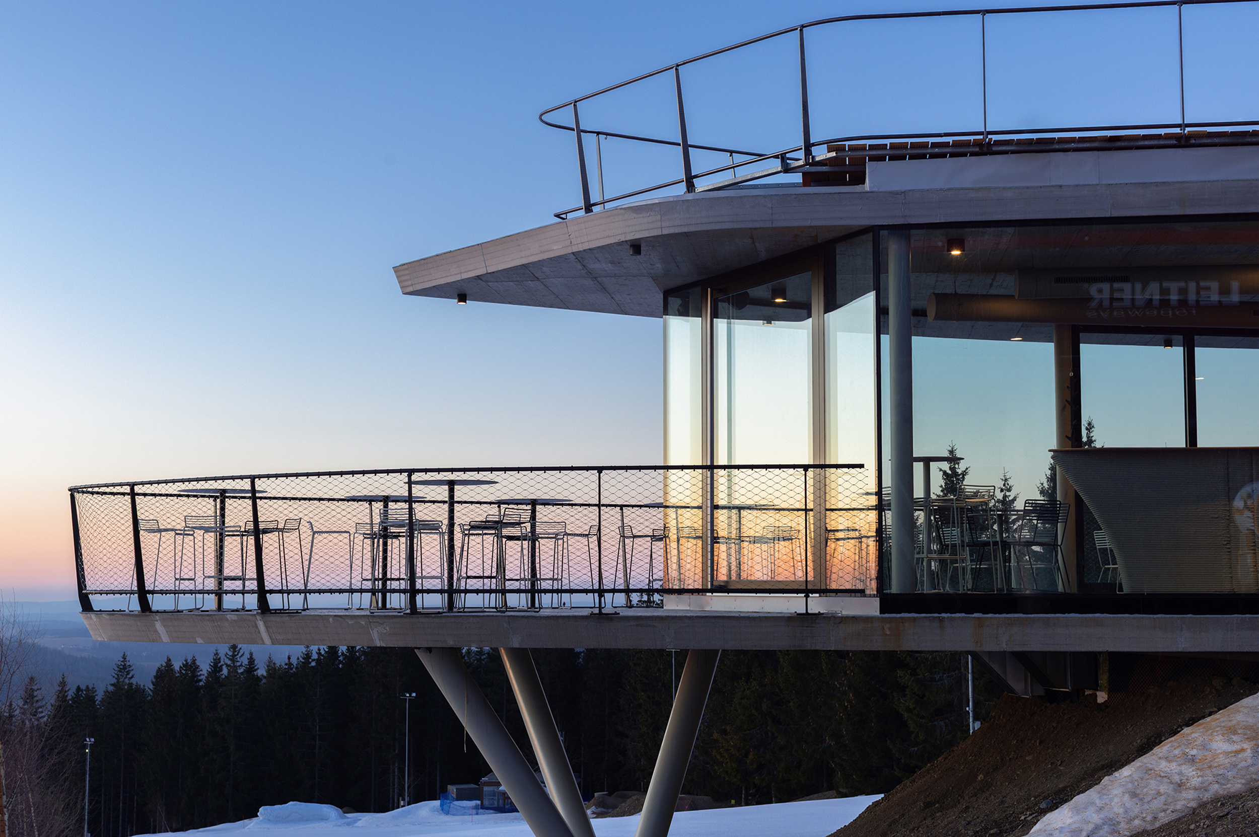 Oblouková bezrámová okna podle architektonického ateliéru Atelier3M