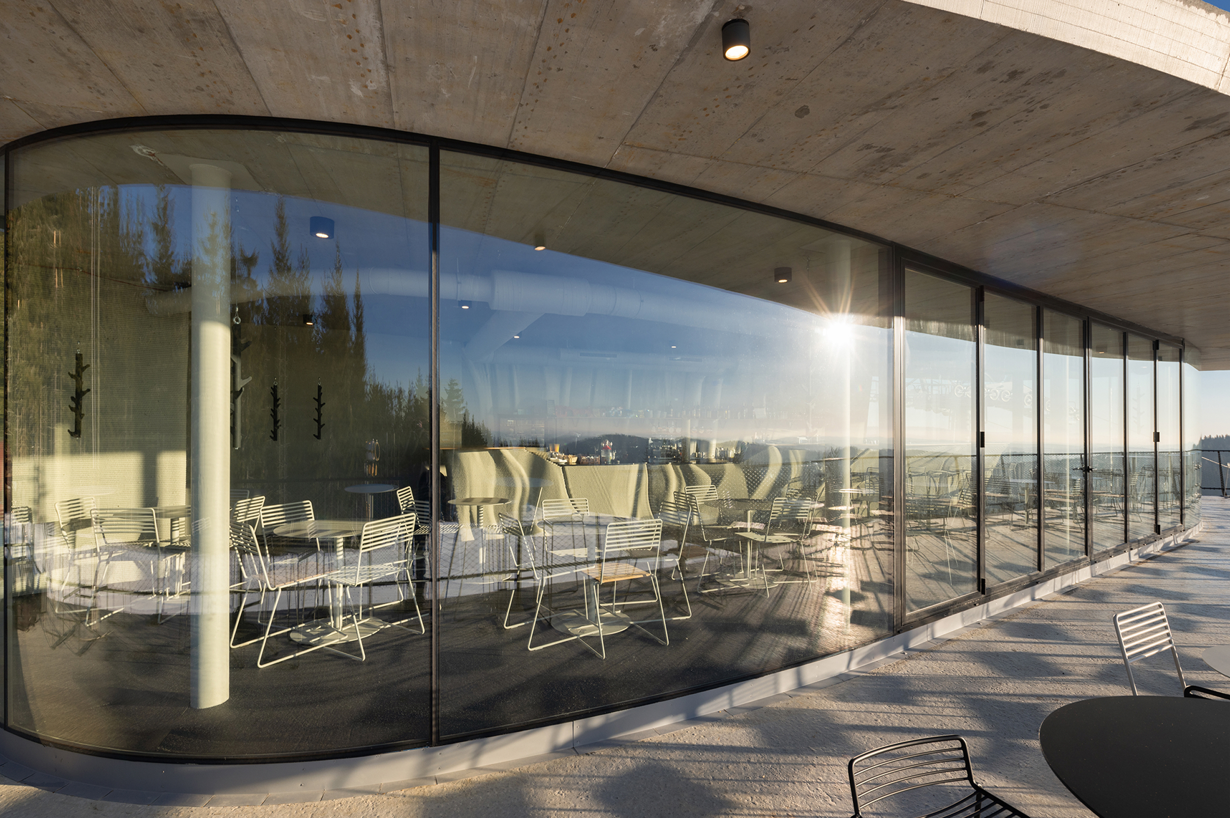 Oblouková bezrámová okna podle architektonického ateliéru Atelier3M