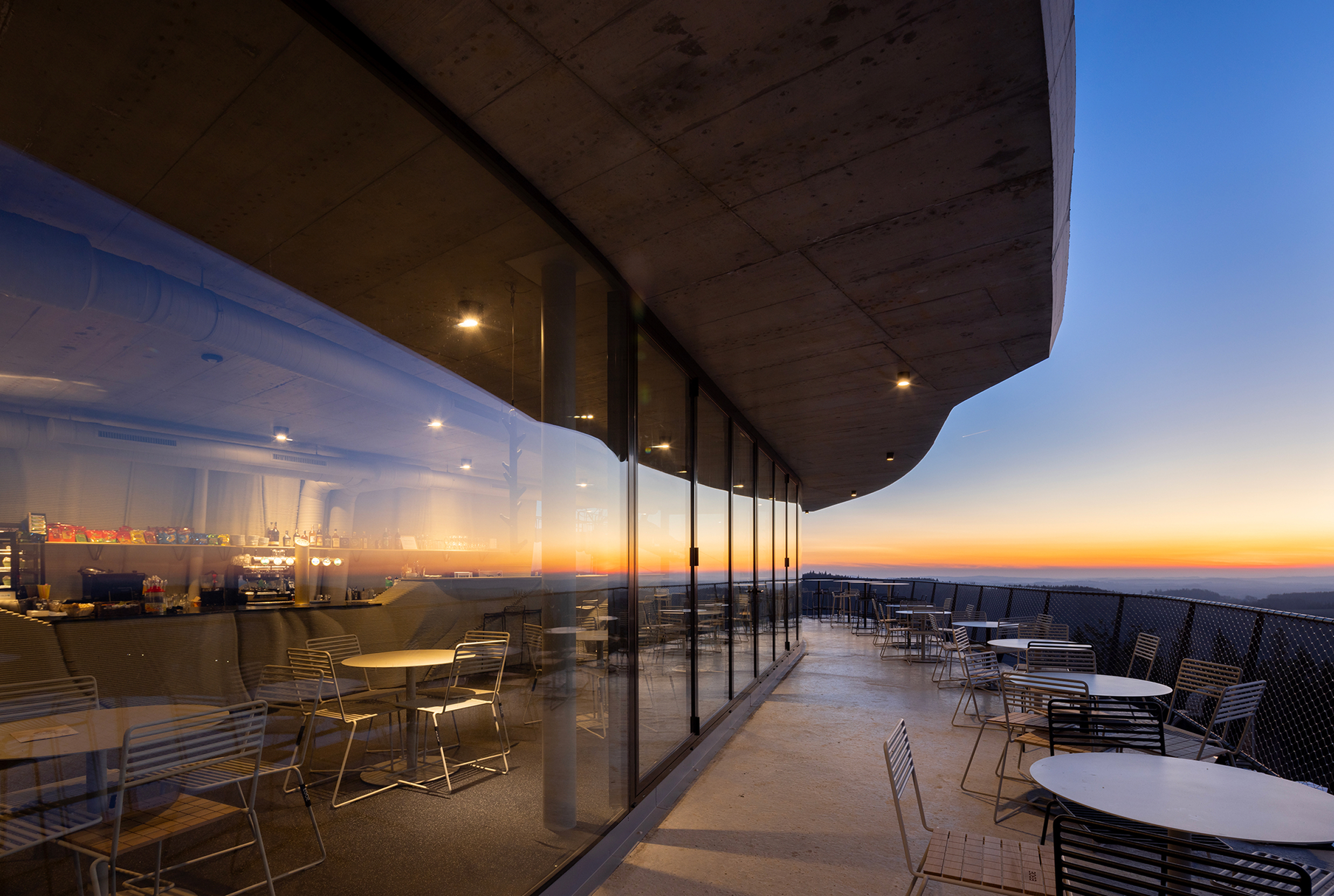 Oblouková bezrámová okna podle architektonického ateliéru Atelier3M