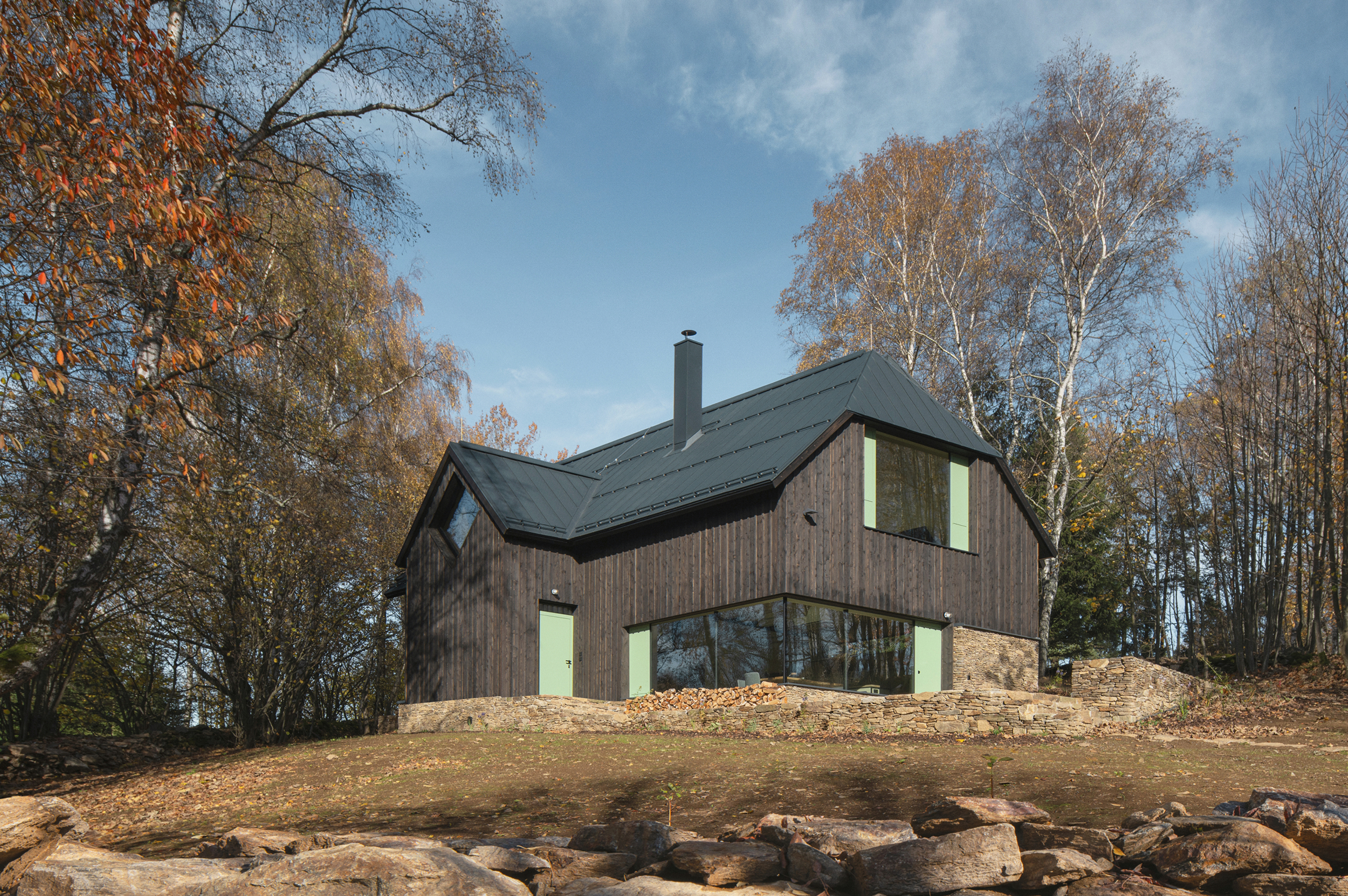 Bezrámová okna v kombinaci s hliníkovými otevíravými prvky